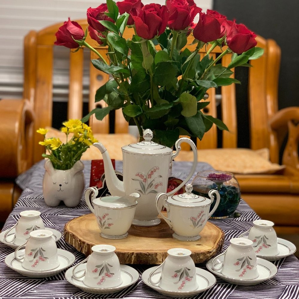 NORITAKE LILY 17 PIECES TEA SET (LIKE NEW CONDITION)